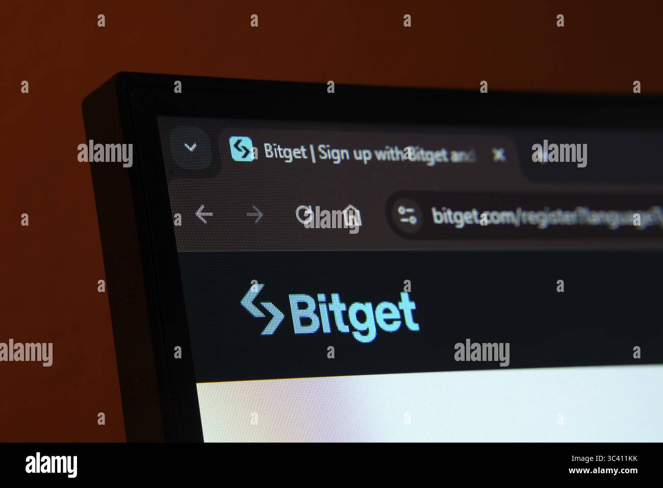 Dhaka, Bangladesh - 2 giugno 2025: Primo piano dello schermo di un computer che visualizza l'interfaccia Web Bitget in modalità buia Foto Stock