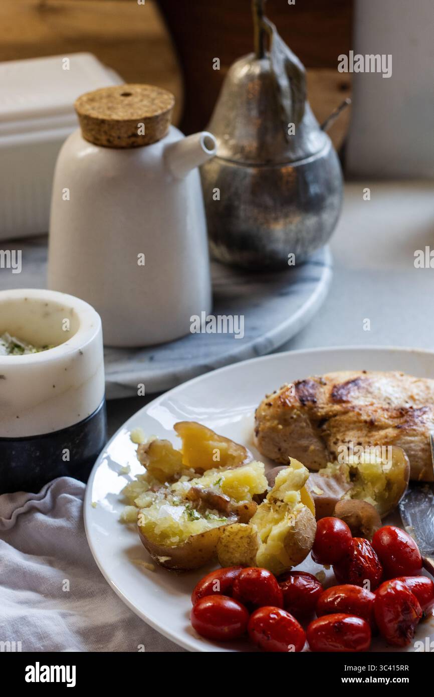 Sale per rifinire lo scapolo all'aglio accanto a un pasto fatto in casa Foto Stock