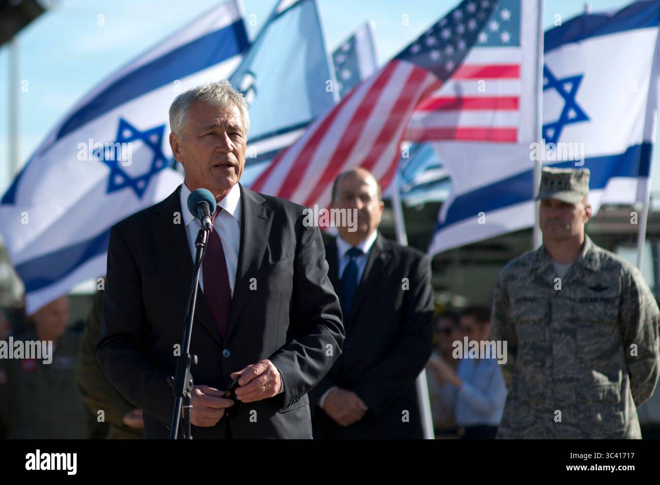 Il segretario alla difesa degli Stati Uniti Chuck Hagel parla con le truppe statunitensi e israeliane che conducono Juniper Cobra 14 in una base aerea fuori Tel Aviv, Israele, 15 maggio 2014. Hagel ricevette un briefing sull'esercitazione prima di visitare le truppe e ringraziarle per la loro dedizione. (Foto DEL DOD di Erin A. Kirk-Cuomo) Foto Stock