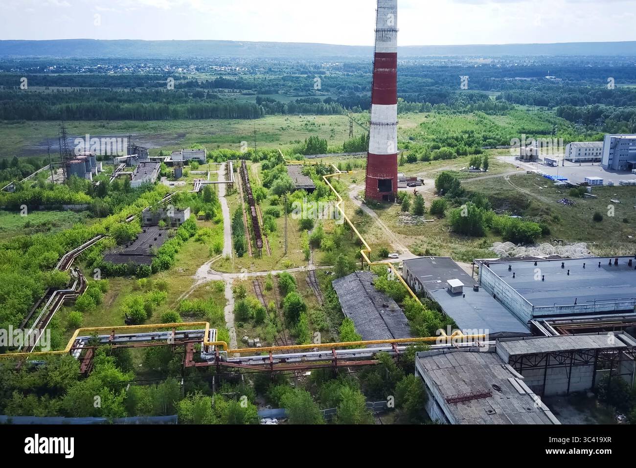 Il camino della vecchia casa di riscaldamento della città. Foto Stock