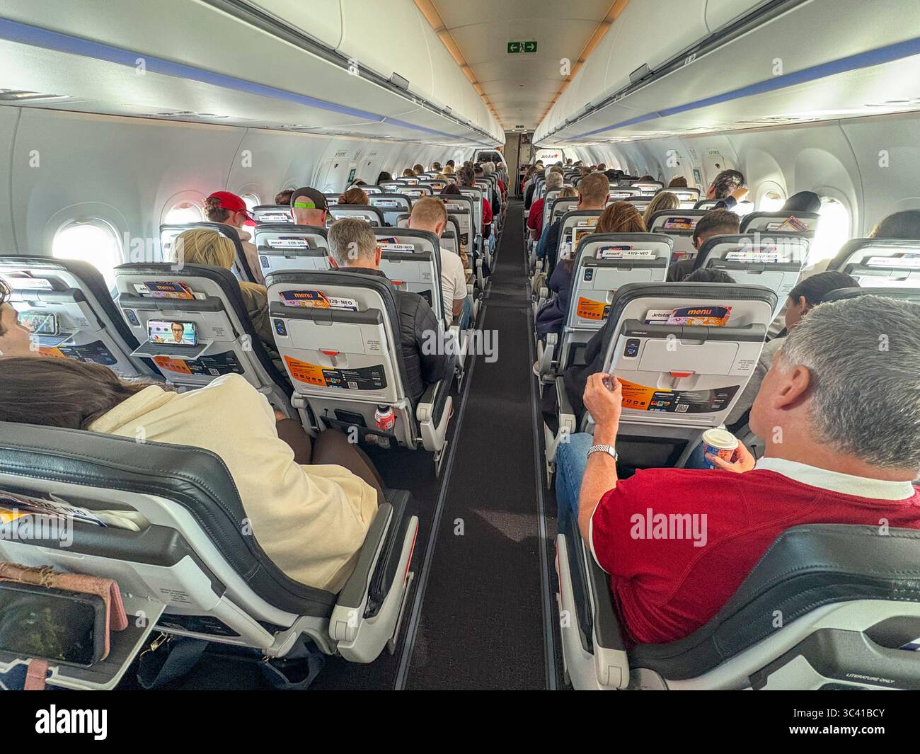 Volo Jetstar, passeggeri nella cabina dell'aereo del volo Jetstar da Sydney a Melbourne sull'aereo A320 neo, Australia Foto Stock