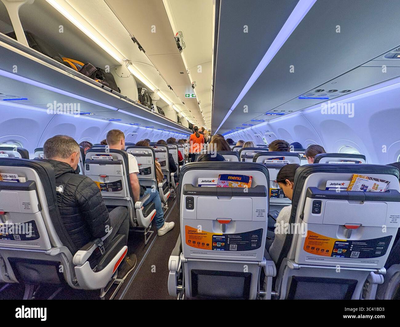 Volo Jetstar, passeggeri nella cabina dell'aereo del volo Jetstar da Sydney a Melbourne sull'aereo A320 neo, Australia Foto Stock
