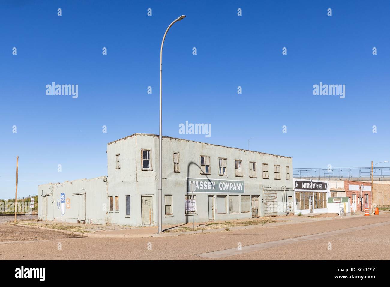 Edifici abbandonati in una vecchia città ferroviaria nel deserto Foto Stock