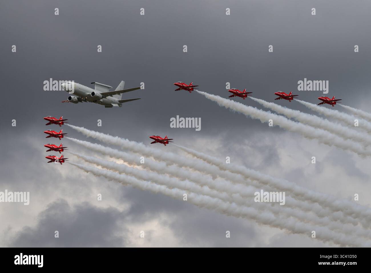 Royal Air Force Wedgetail AEW Mk1 con le frecce rosse Foto Stock