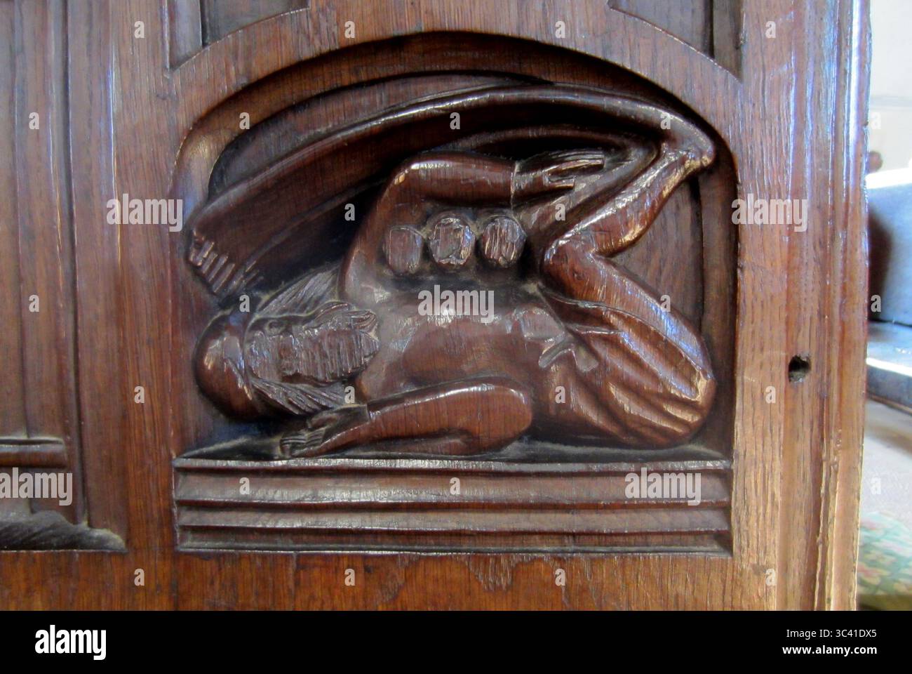 Lo Sciapod - una mitica creatura del deserto con un piede grande per proteggerlo dal sole, come raffigurato nella chiesa di Dennington St Mary, Suffolk, Regno Unito Foto Stock