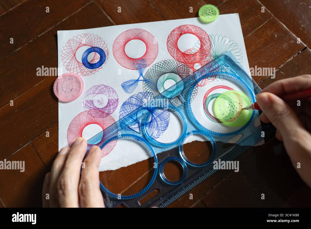 Disegno di figure ipotrocoidi utilizzando uno Spirografo Foto Stock