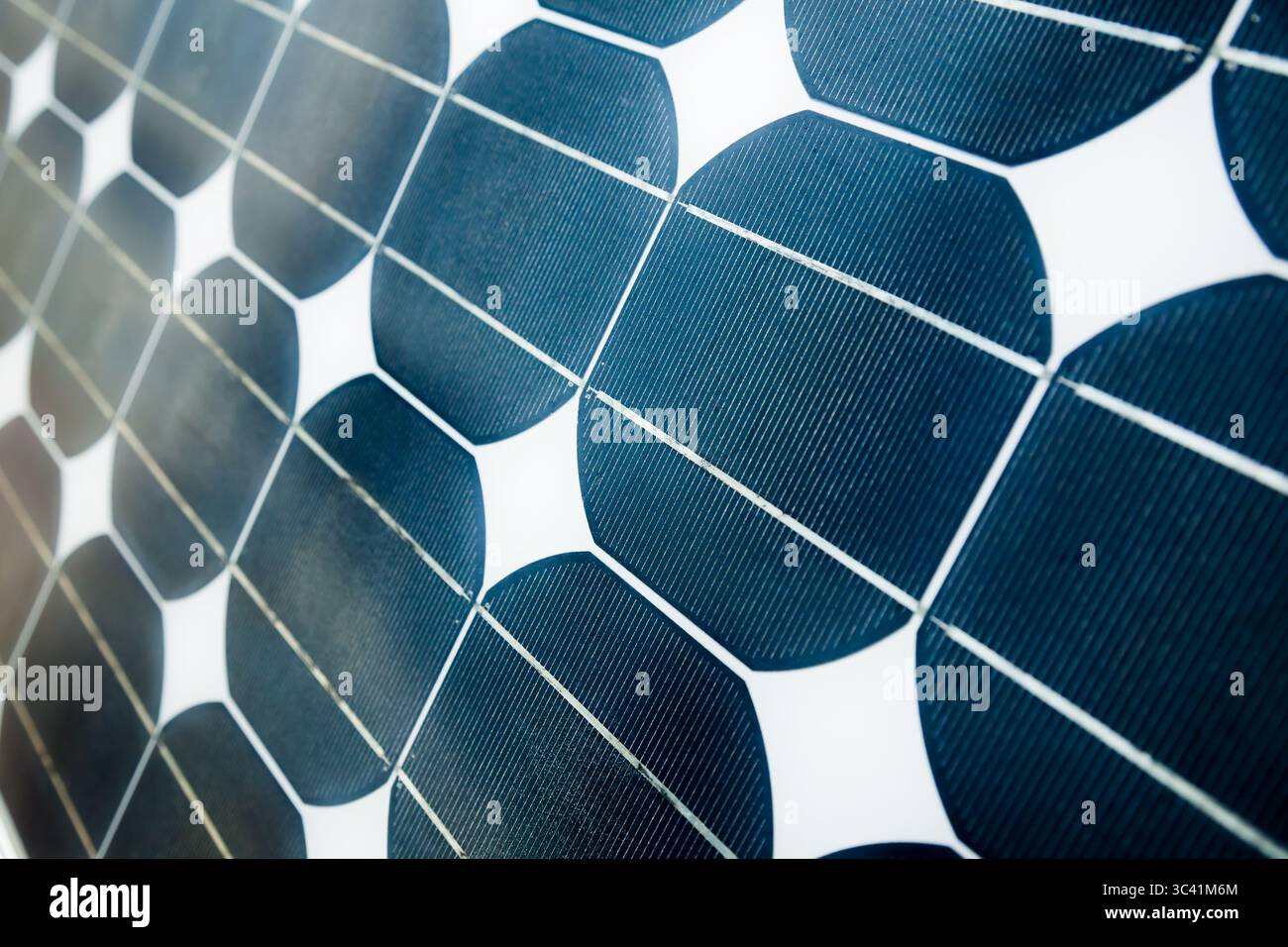 Primo piano sullo sfondo dei pannelli solari. Sistemi solari per la produzione di energia elettrica. Foto Stock