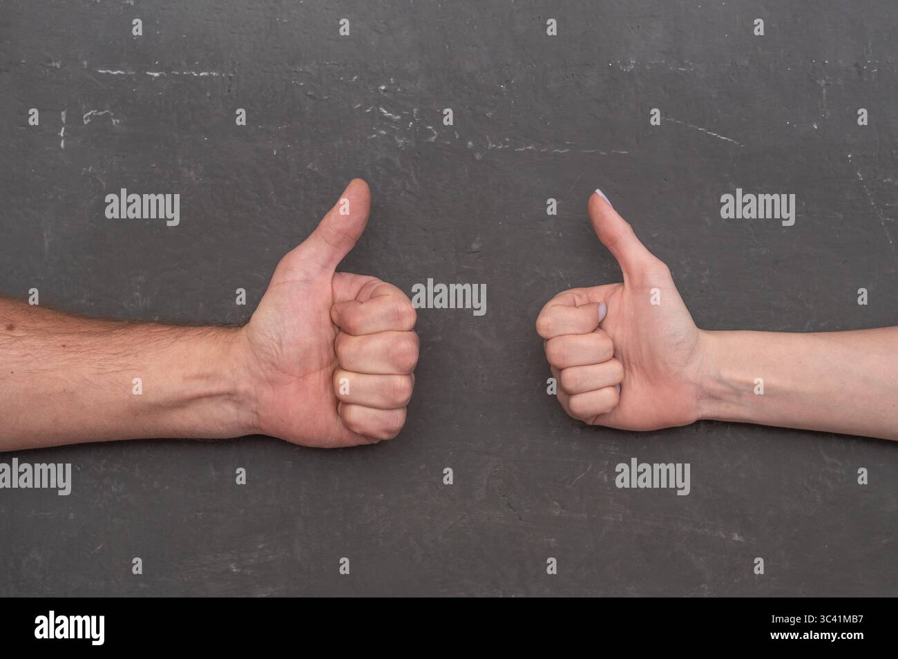 Consente di visualizzare i segni di passaggio o di OK che visualizzano la connessione umana. I gesti non verbali esprimono intenzione e approvazione. esprimere approvazione e sostegno. OK, e i pollici Foto Stock