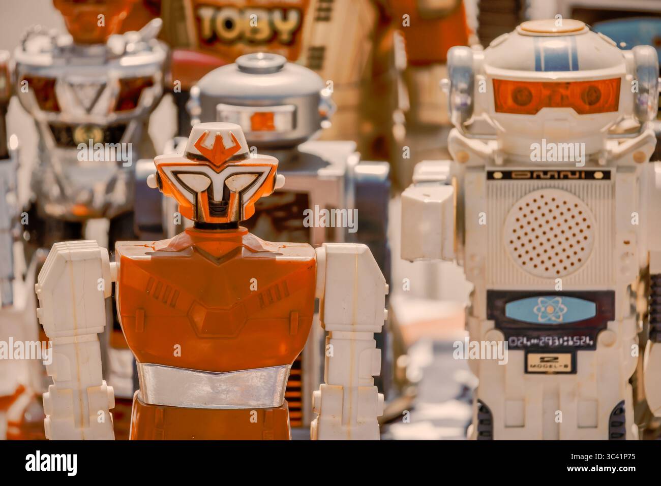 Den Bosch, Paesi Bassi - 12 maggio 2024: Immagine in stile retrò di robot giocattolo colorati in stagno su un mercato delle pulci olandese a Den Bosch, Paesi Bassi Foto Stock
