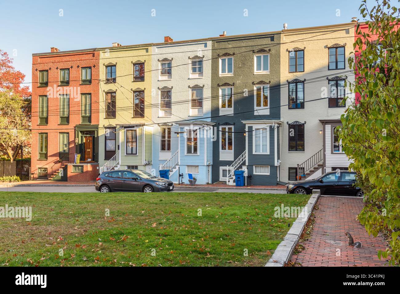 Fila di tradizionali case colorate lungo una strada nel centro storico in una giornata di sole d'autunno Foto Stock