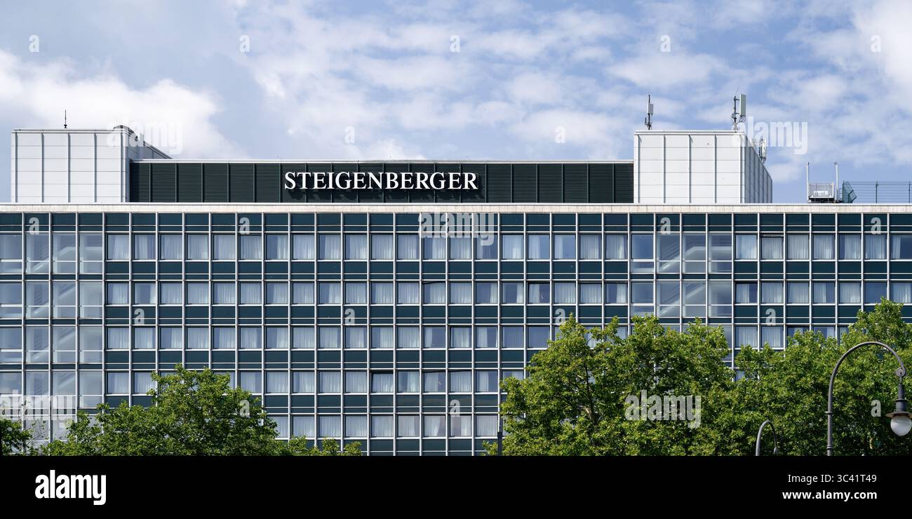 Colonia, Germania luglio 26 2025: Scritta STEIGENBERGER sul tetto dell'omonimo hotel sulla Rudolfplatz di Colonia dietro gli alberi in una giornata di sole Foto Stock