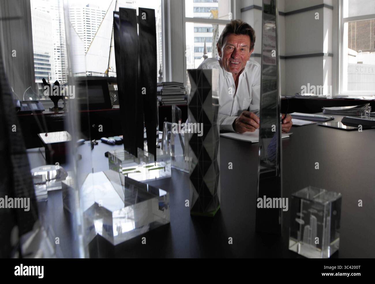 9 maggio 2021: Nel 2011, l'architetto Helmut Jahn, progettista del Thompson Center, lavora nel suo ufficio nel Jewelers Building di Chicago. (Immagine di credito: © TNS via cavo ZUMA) Foto Stock