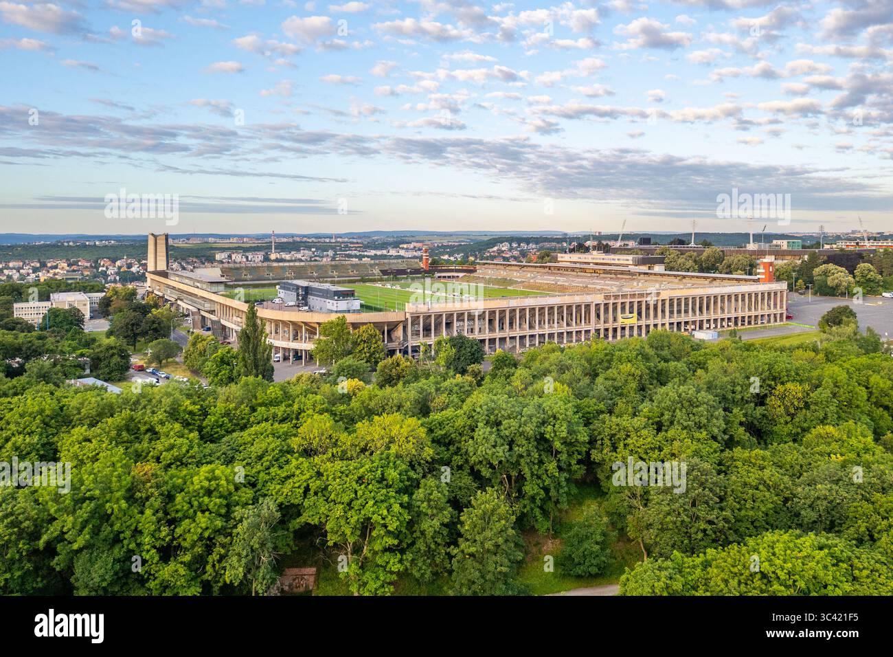 Il grande Stadio Strahov di Praga mette in mostra la sua imponente struttura circondata da una vegetazione lussureggiante. Questo luogo storico riflette il mix di natura e sport nella capitale ceca. Foto Stock