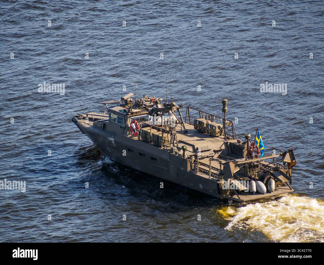 Barca d'assalto veloce della Marina svedese (Svenska Marinen) a velocità nelle acque dell'arcipelago di Stoccolma vicino a Stoccolma, Svezia Foto Stock