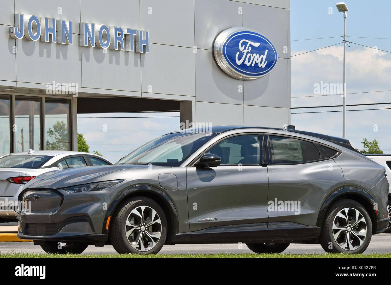 12 maggio 2021, Emporia, Kansas, Stati Uniti d'America: Un nuovo SUV elettrico Ford Mustang Mach-E4X crossover 2021 per cinque passeggeri in vendita presso la concessionaria Ford locale di Emporia (immagine di credito: © Mark Reinstein/ZUMA Wire) Foto Stock
