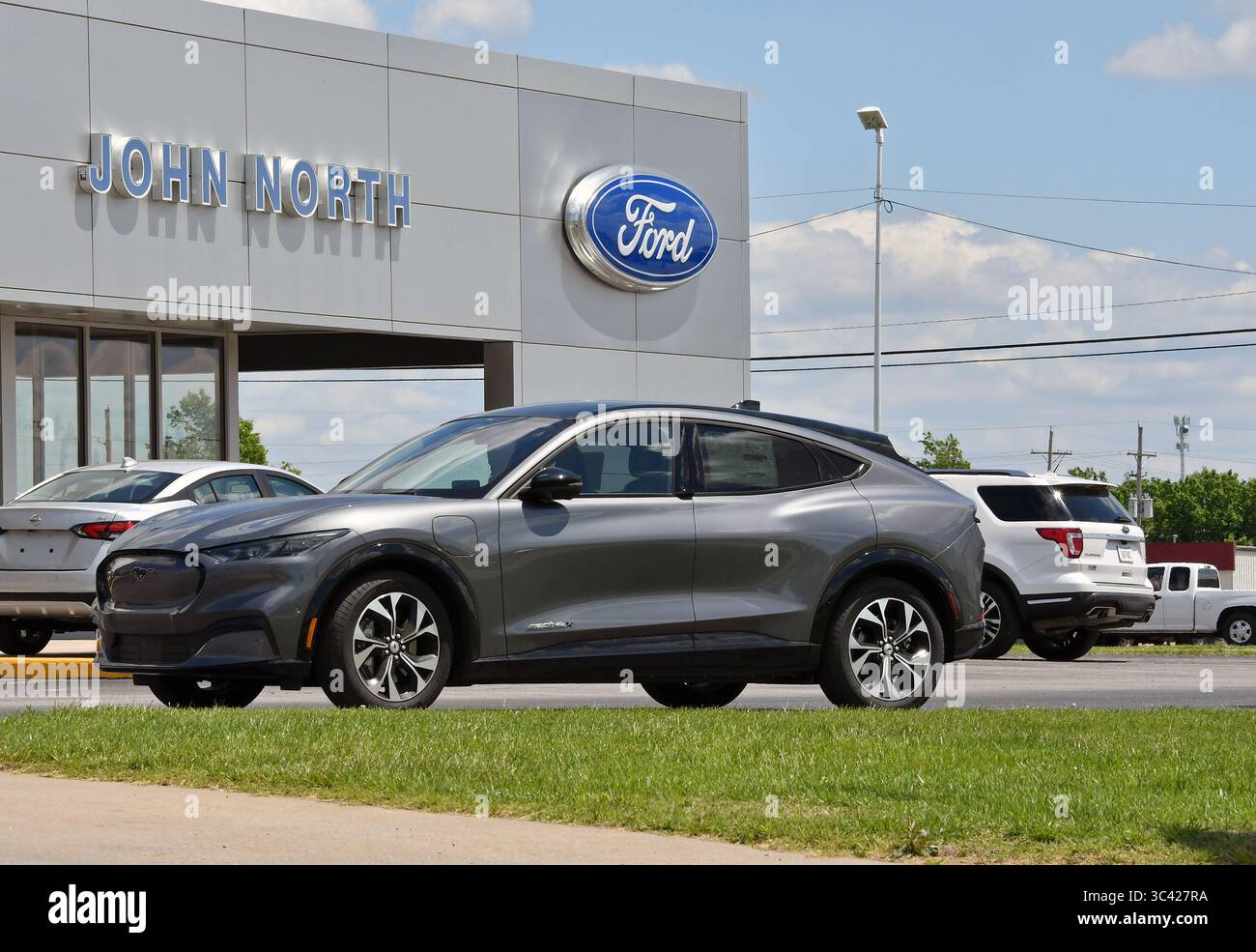 12 maggio 2021, Emporia, Kansas, Stati Uniti d'America: Un nuovo SUV elettrico Ford Mustang Mach-E4X crossover 2021 per cinque passeggeri in vendita presso la concessionaria Ford locale di Emporia (immagine di credito: © Mark Reinstein/ZUMA Wire) Foto Stock