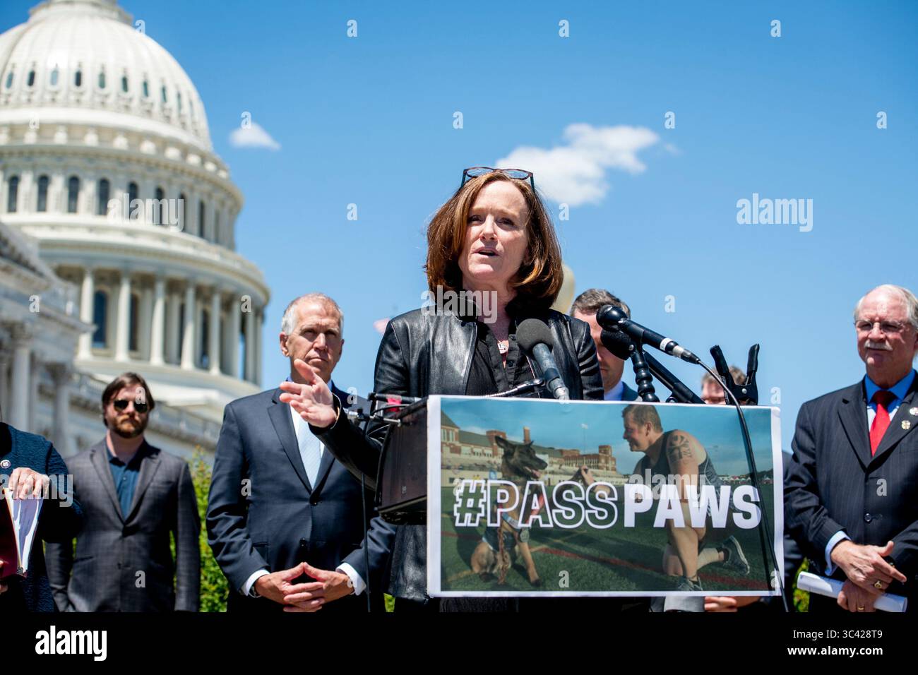 13 maggio 2021, Washington, District of Columbia, USA: La Rappresentante degli Stati Uniti Kathleen Rice (Democratico di New York) offre osservazioni durante una conferenza stampa per evidenziare il passaggio di H.R. 1448, The Puppies Assisting Wounded Service Members (PAWS) for Veterans Therapy Act fuori dal Campidoglio degli Stati Uniti a Washington, DC, giovedì 13 maggio 2021. Credito: Rod Lamkey / CNP (immagine di credito: © Rod Lamkey - CNP/CNP tramite filo ZUMA) Foto Stock
