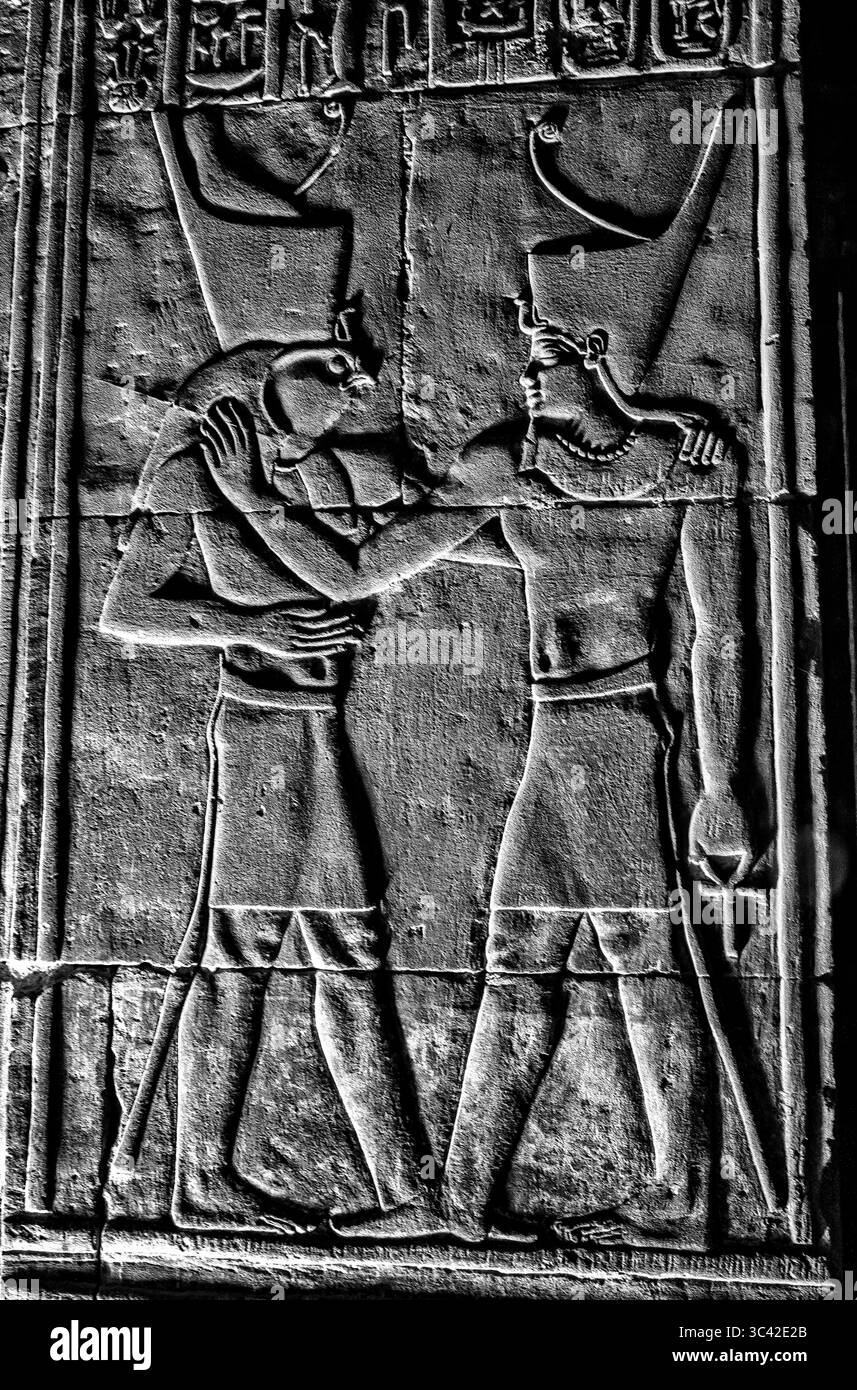 Rilievi, Tempio di Edfu, Assuan, Egitto. Febbraio 2023 Foto Stock