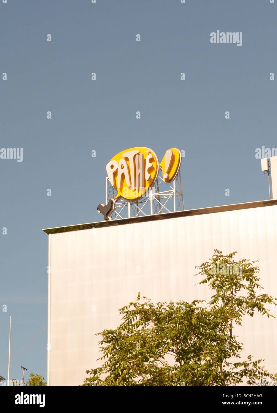 Insegna del cinema Pathé sul tetto del cinema a Rotterdam, Paesi Bassi Foto Stock