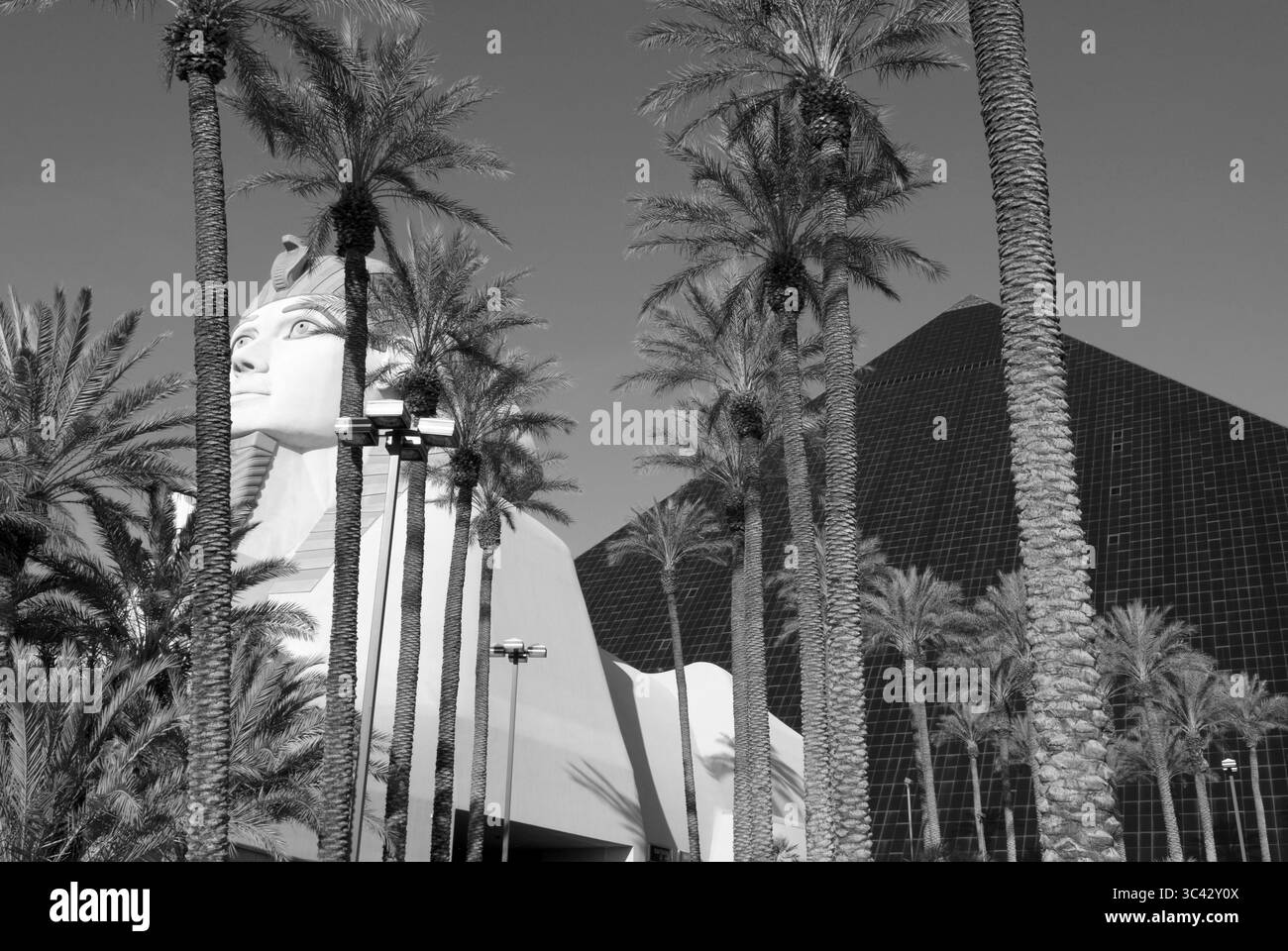 Luxor Hotel and Casino Pyramid Building a Las Vegas, Nevada, Stati Uniti - architettura iconica progettata per il divertimento, il tempo libero e il gioco d'azzardo. Foto Stock