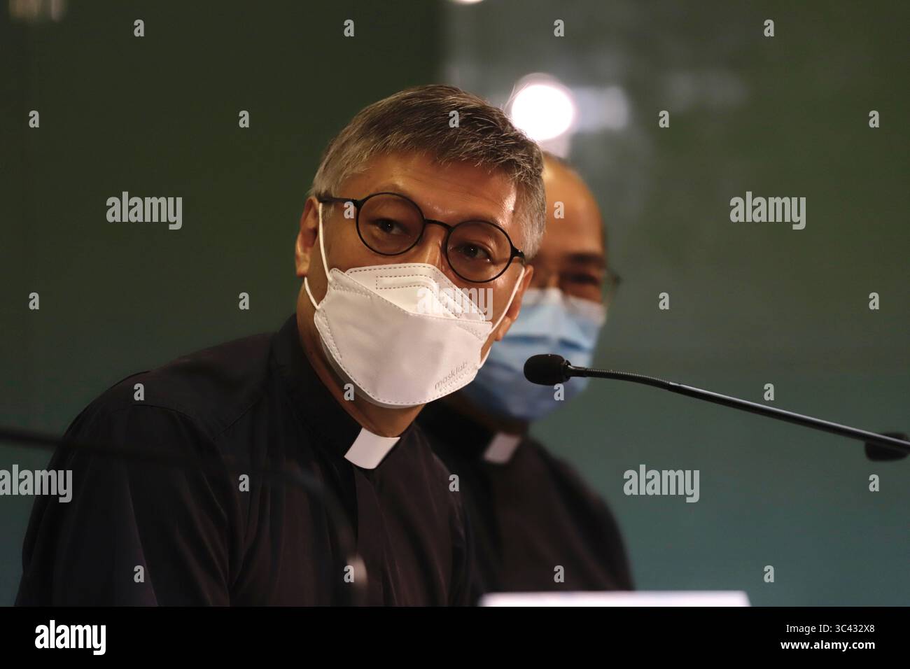 18 maggio 2021, HONG KONG, CINA: Stephen Chow ( 62 ) incontra i media per la prima volta dopo la nomina formale di Chow come vescovo eletto della Chiesa cattolica di Hong Kong. La nomina di Chow non è accolta con entusiasmo da molti cattolici dell'Hong Kong che sono anti-Pechino. La decisione del Vaticano di scegliere Stephen Chow come Vescovo cattolico eletto di Hong Kong è vista come un gesto di pacificazione nei confronti del regime autoritario di Pechino che cerca il controllo assoluto sulla Chiesa cattolica di Hong Kong.May-18.2021Hong Kong.ZUMA/Liau Chung-Ren (immagine di credito: © Liau Chung-Ren/ZUMA Wire) Foto Stock