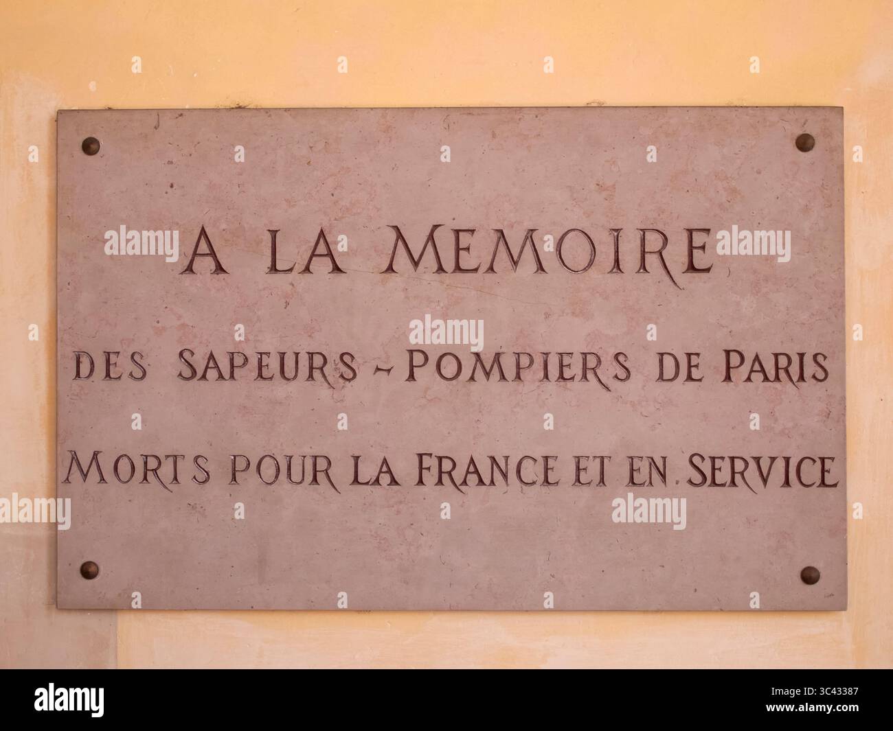 Targa commemorativa all'Hôtel des Invalides, Parigi, "in memoria dei vigili del fuoco di Parigi morti per la Francia e in servizio". Foto Stock