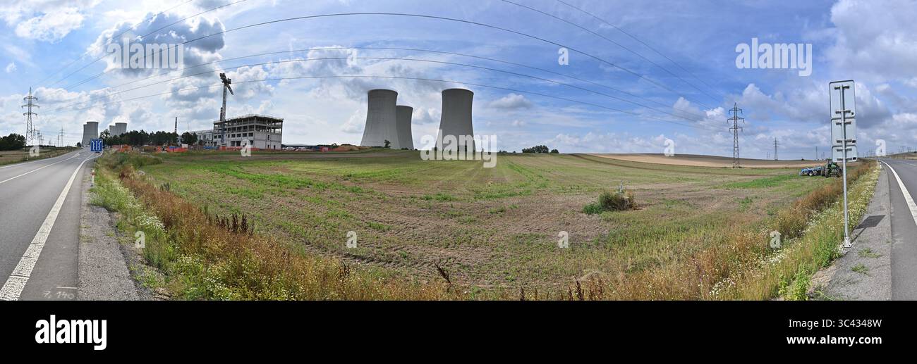Dukovany, Repubblica Ceca. 28 luglio 2025. I lavoratori costruiscono un edificio multifunzionale vicino alla centrale nucleare di Dukovany per la costruzione della nuova centrale elettrica di Dukovany II, a Dukovany, Repubblica Ceca, il 28 luglio 2025. L'immagine, composta da diverse foto, mostra i campi in cui si troverà la nuova centrale elettrica. Crediti: Lubos Pavlicek/CTK Photo/Alamy Live News Foto Stock