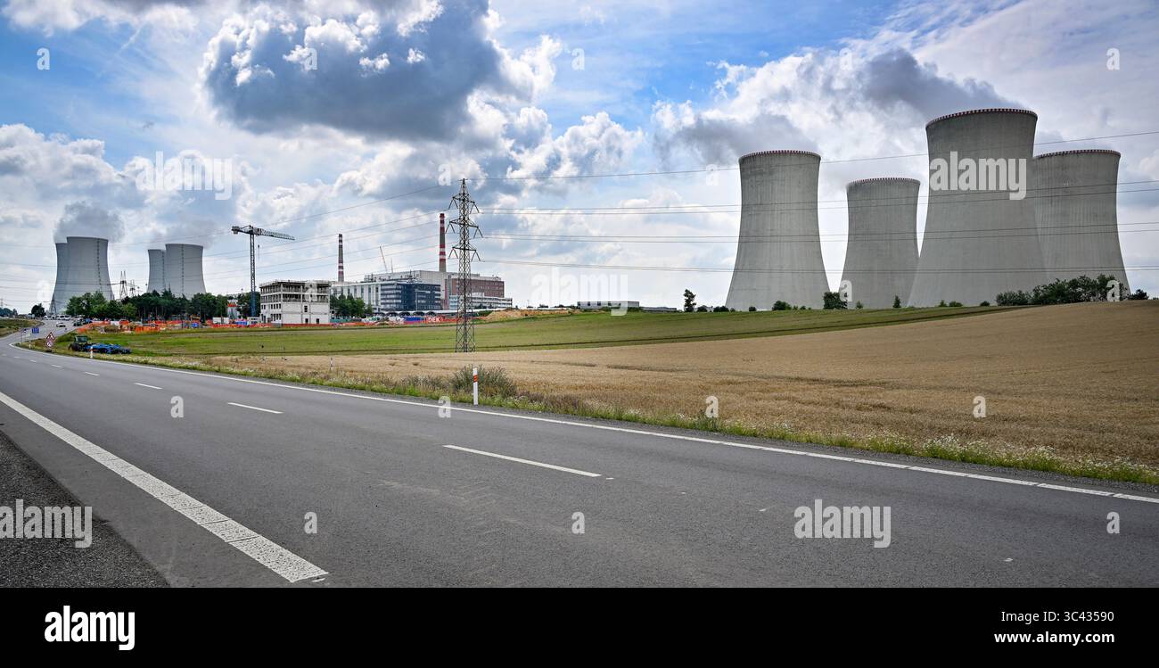 Dukovany, Repubblica Ceca. 28 luglio 2025. I lavoratori costruiscono un edificio multifunzionale vicino alla centrale nucleare di Dukovany per la costruzione della nuova centrale elettrica di Dukovany II, a Dukovany, Repubblica Ceca, il 28 luglio 2025. In primo piano, il campo in cui si trova la nuova centrale elettrica. Crediti: Lubos Pavlicek/CTK Photo/Alamy Live News Foto Stock