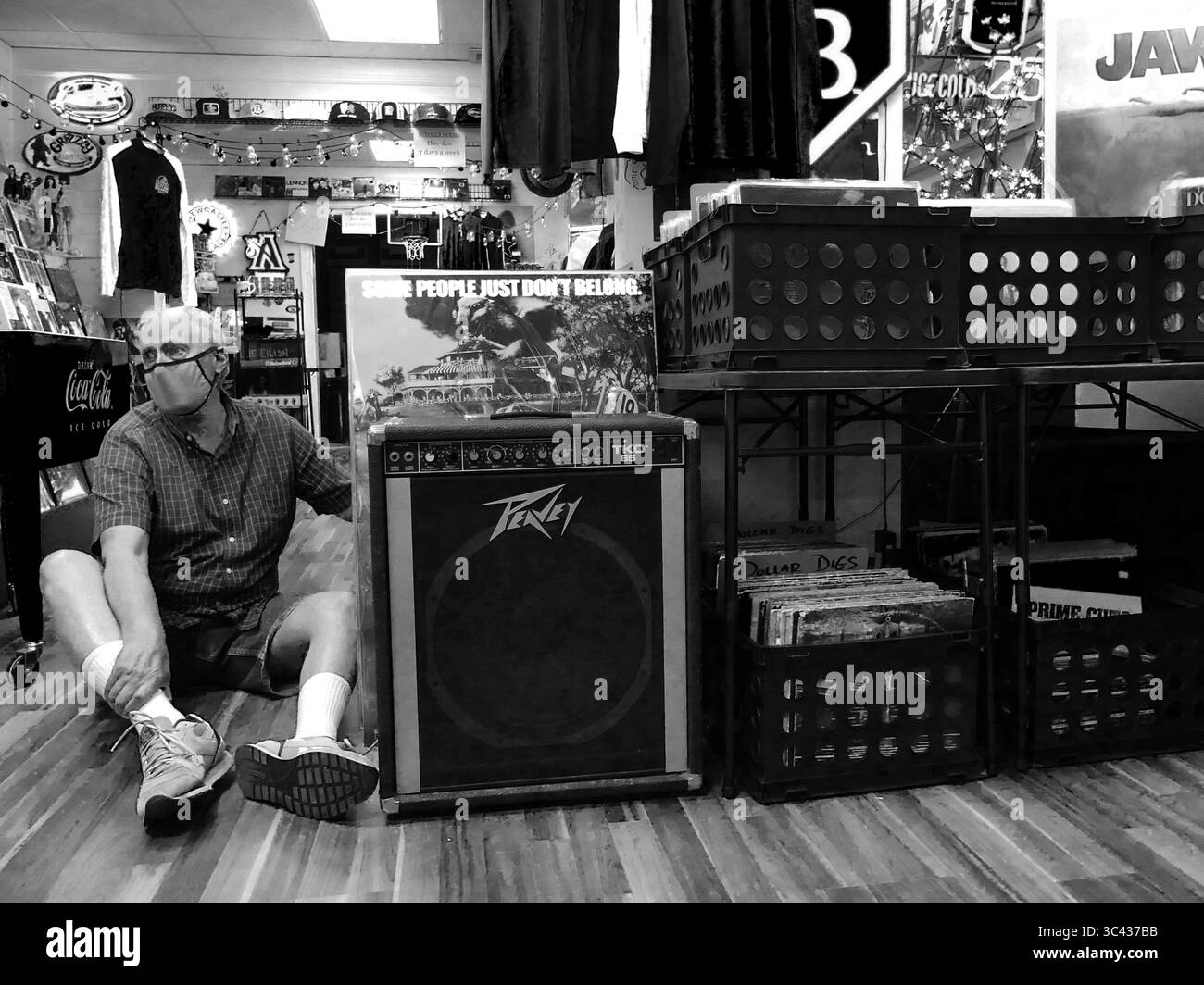 18 maggio 2021, New York, New York, Stati Uniti: Sarasota, Florida. Album e cassette in vinile Salty Dog. Il capo dei Centers for Disease Control and Prevention, di fronte alle nuove linee guida della maschera liberalizzata, ha offerto una dura rassicurazione: Solo le persone non vaccinate sono a rischio se si tolgono le maschere. Se sei vaccinato, stiamo dicendo che sei al sicuro, puoi prendere la maschera e non sei a rischio di malattia grave o ricovero ospedaliero da Covid-19, il direttore del C.D.C., Dr. Rochelle P. Walensky, ha detto su Fox News Sunday. Se non sei vaccinato, non sei sicuro. Per favore, vada a prendere Foto Stock