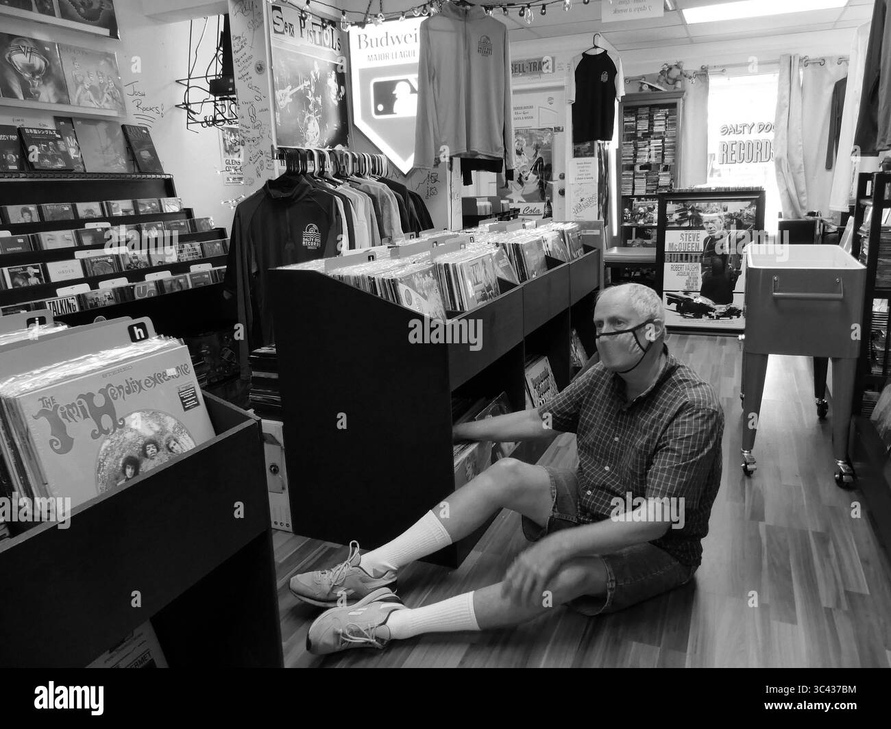 18 maggio 2021, New York, New York, Stati Uniti: Sarasota, Florida. Album e cassette in vinile Salty Dog. Il capo dei Centers for Disease Control and Prevention, di fronte alle nuove linee guida della maschera liberalizzata, ha offerto una dura rassicurazione: Solo le persone non vaccinate sono a rischio se si tolgono le maschere. Se sei vaccinato, stiamo dicendo che sei al sicuro, puoi prendere la maschera e non sei a rischio di malattia grave o ricovero ospedaliero da Covid-19, il direttore del C.D.C., Dr. Rochelle P. Walensky, ha detto su Fox News Sunday. Se non sei vaccinato, non sei sicuro. Per favore, vada a prendere Foto Stock