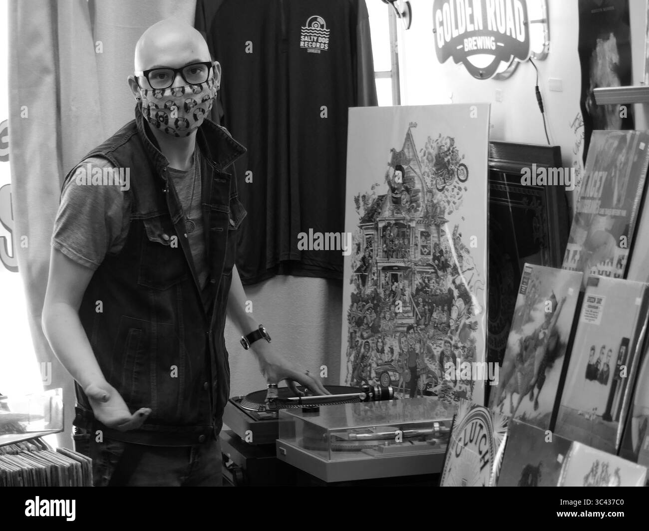 18 maggio 2021, New York, New York, Stati Uniti: Sarasota, Florida. Album e cassette in vinile Salty Dog. Il capo dei Centers for Disease Control and Prevention, di fronte alle nuove linee guida della maschera liberalizzata, ha offerto una dura rassicurazione: Solo le persone non vaccinate sono a rischio se si tolgono le maschere. Se sei vaccinato, stiamo dicendo che sei al sicuro, puoi prendere la maschera e non sei a rischio di malattia grave o ricovero ospedaliero da Covid-19, il direttore del C.D.C., Dr. Rochelle P. Walensky, ha detto su Fox News Sunday. Se non sei vaccinato, non sei sicuro. Per favore, vada a prendere Foto Stock