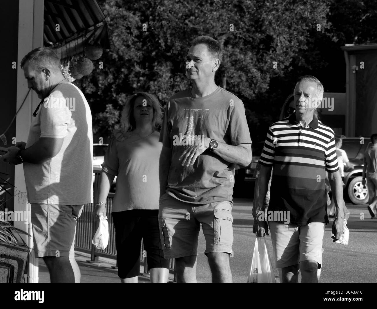 18 maggio 2021, New York, New York, Stati Uniti: Siesta Village, Florida. Il capo dei centri per il controllo e la prevenzione delle malattie, di fronte a un ritorno sulle nuove linee guida liberalizzate della maschera, ha offerto una dura rassicurazione domenica: Solo le persone non vaccinate sono a rischio se si tolgono le maschere. Se sei vaccinato, stiamo dicendo che sei al sicuro, puoi prendere la maschera e non sei a rischio di malattia grave o ricovero ospedaliero da Covid-19, il direttore del C.D.C., Dr. Rochelle P. Walensky, ha detto su Fox News Sunday. Se non sei vaccinato, non sei sicuro. Per favore, andate a vaccinarvi o continuate da noi Foto Stock