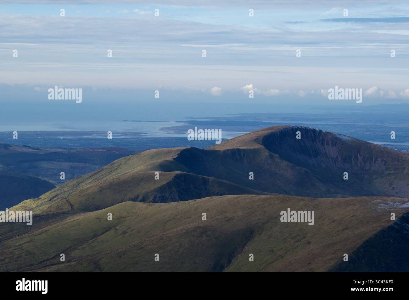 Si affaccia sulle montagne gallesi dello Snowdonia National Park dalla cima dello Snowdon Foto Stock