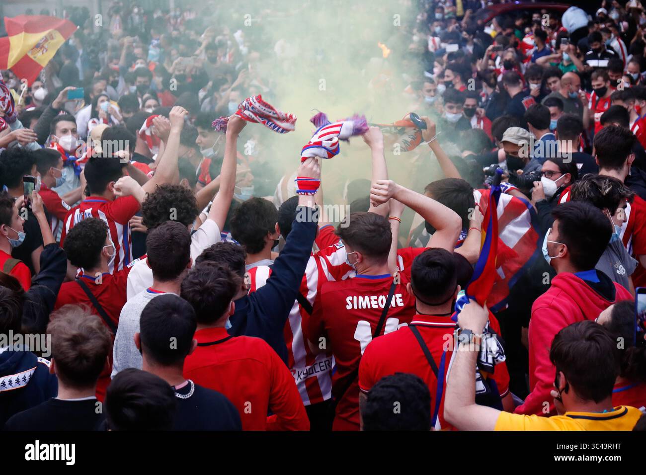 22 maggio 2021, MADRID, MADRID, SPAGNA: I tifosi dell'Atletico de Madrid festeggiano a Neptuno fount dopo aver vinto il campionato spagnolo di calcio, la Liga, mentre l'Atletico de Madrid ha vinto la partita di calcio contro il Real Valladolid il 22 maggio 2021 a Madrid, Spagna. (Immagine di credito: © Oscar J. Barroso/AFP7 via ZUMA Wire) Foto Stock