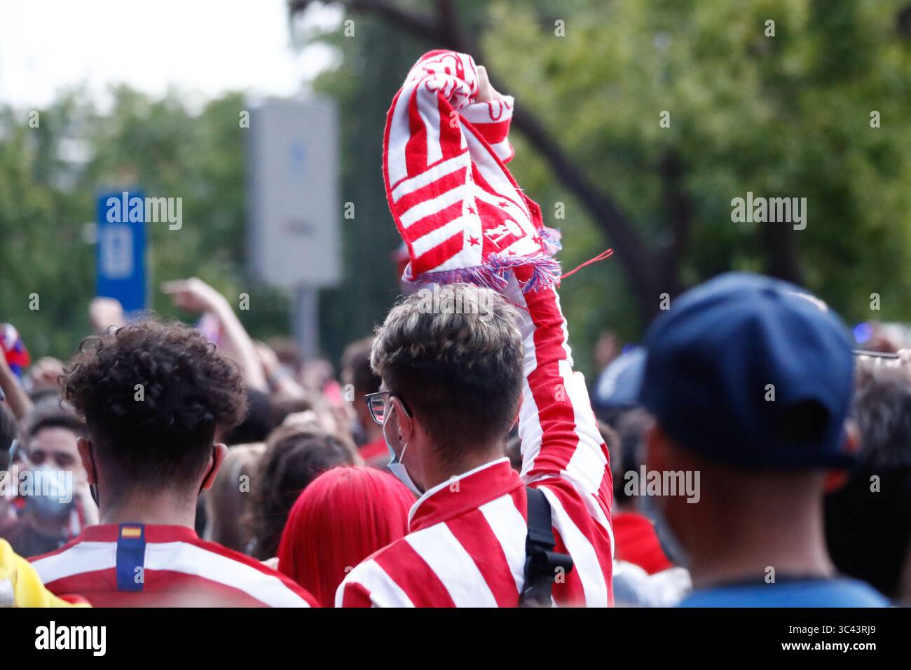 22 maggio 2021, MADRID, MADRID, SPAGNA: I tifosi dell'Atletico de Madrid festeggiano a Neptuno fount dopo aver vinto il campionato spagnolo di calcio, la Liga, mentre l'Atletico de Madrid ha vinto la partita di calcio contro il Real Valladolid il 22 maggio 2021 a Madrid, Spagna. (Immagine di credito: © Oscar J. Barroso/AFP7 via ZUMA Wire) Foto Stock