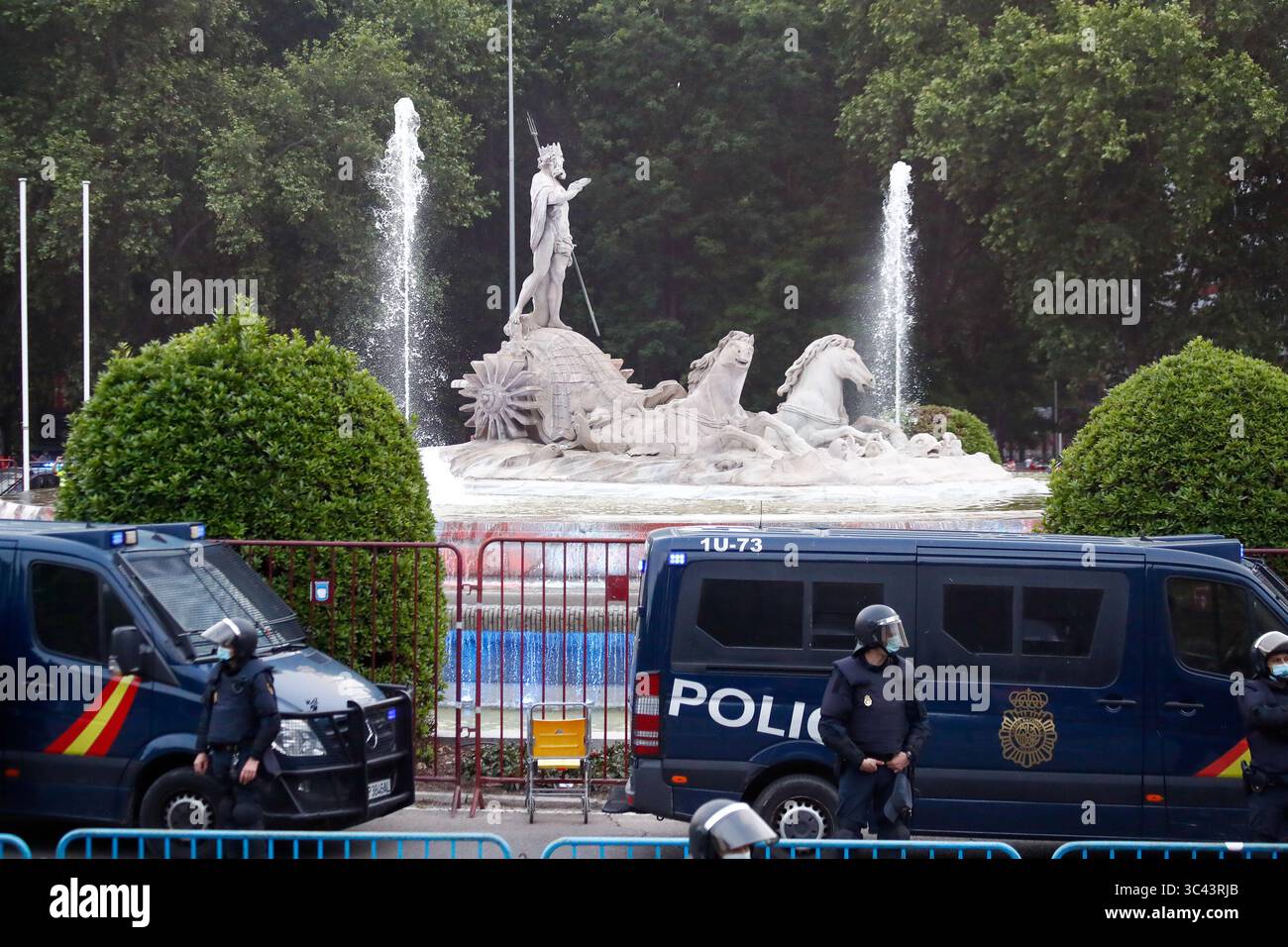 22 maggio 2021, MADRID, MADRID, SPAGNA: I tifosi dell'Atletico de Madrid festeggiano a Neptuno fount dopo aver vinto il campionato spagnolo di calcio, la Liga, mentre l'Atletico de Madrid ha vinto la partita di calcio contro il Real Valladolid il 22 maggio 2021 a Madrid, Spagna. (Immagine di credito: © Oscar J. Barroso/AFP7 via ZUMA Wire) Foto Stock