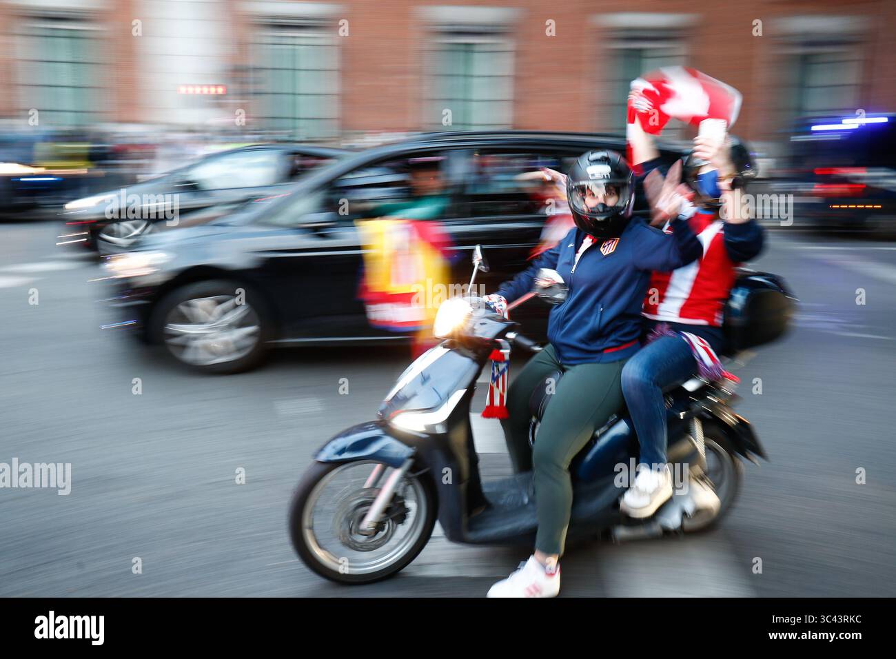 22 maggio 2021, MADRID, MADRID, SPAGNA: I tifosi dell'Atletico de Madrid festeggiano a Neptuno fount dopo aver vinto il campionato spagnolo di calcio, la Liga, mentre l'Atletico de Madrid ha vinto la partita di calcio contro il Real Valladolid il 22 maggio 2021 a Madrid, Spagna. (Immagine di credito: © Oscar J. Barroso/AFP7 via ZUMA Wire) Foto Stock