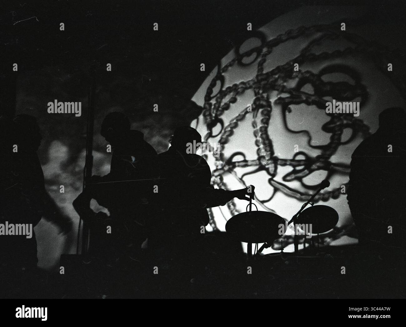 17 giugno 1967, Monterey, California, Stati Uniti: Dramatic Stage Lighting durante il set di John Phillips a Monterey Pop (immagine di credito: © Jill Gibson/ZUMA Wire) Foto Stock