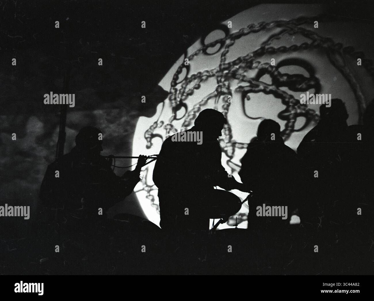 17 giugno 1967, Monterey, California, USA: Illuminazione scenica in sottofondo durante il concerto di John Phillips al Monterey Pop Music Festival, 1967 (immagine di credito: © Jill Gibson/ZUMA Wire) Foto Stock