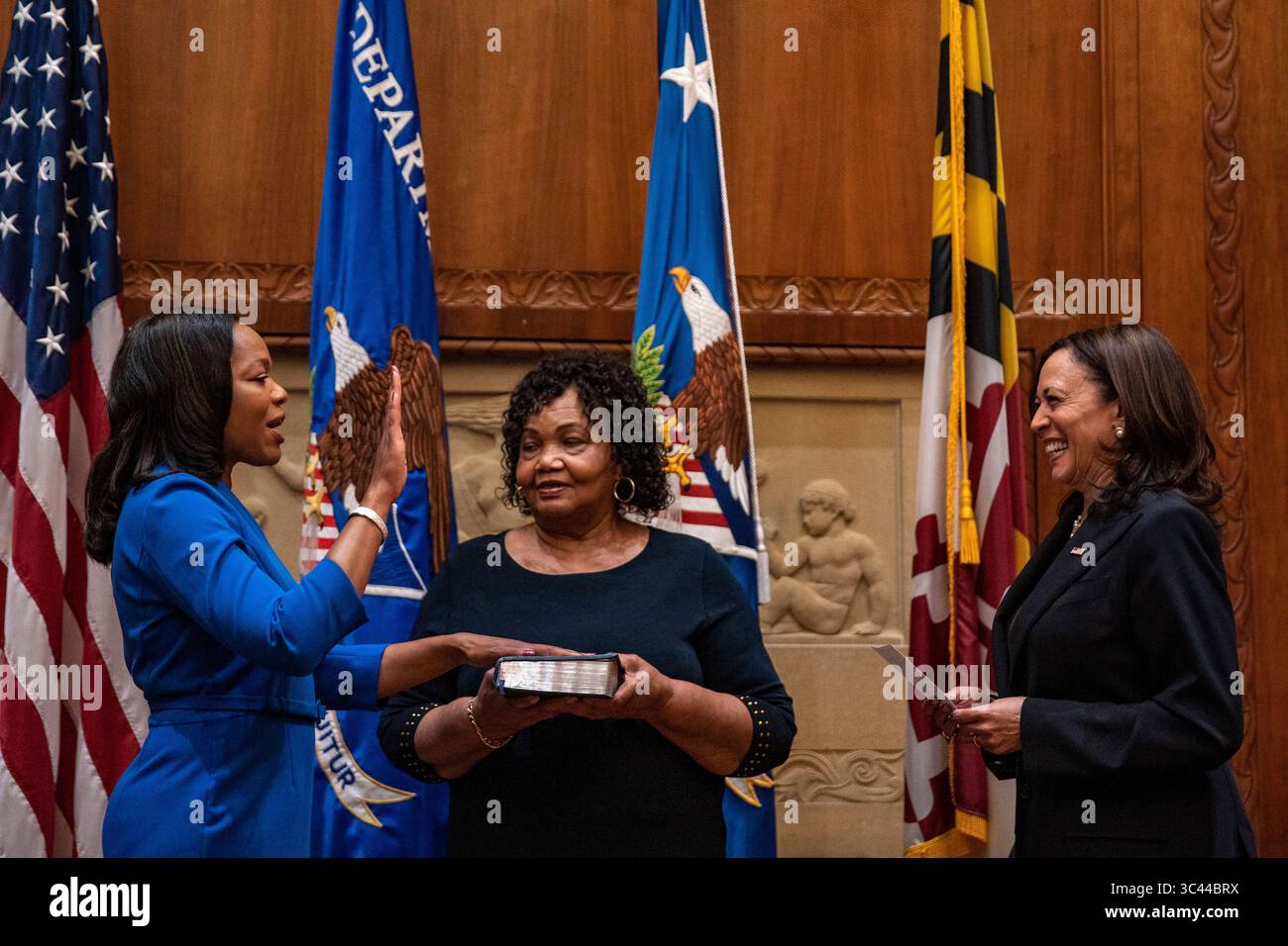 25 maggio 2021, Washington, Distretto di Columbia, USA: Kristen Clarke tiene la mano; mentre sua madre Pansy Clarke tiene una bibbia; come la Vice Presidente Kamala Harris la giura al Dipartimento di giustizia di Washington, DC martedì 25 maggio 2021. Kristen Clarke è stata confermata martedì come le prime donne nere a guidare la Divisione per i diritti civili dei dipartimenti di giustizia. Foto di Tasos Katopodis/UPI.credito: Tasos Katopodis / Pool via CNP (immagine di credito: © Tasos Katopodis - Pool via CNP/CNP via ZUMA Wire) Foto Stock