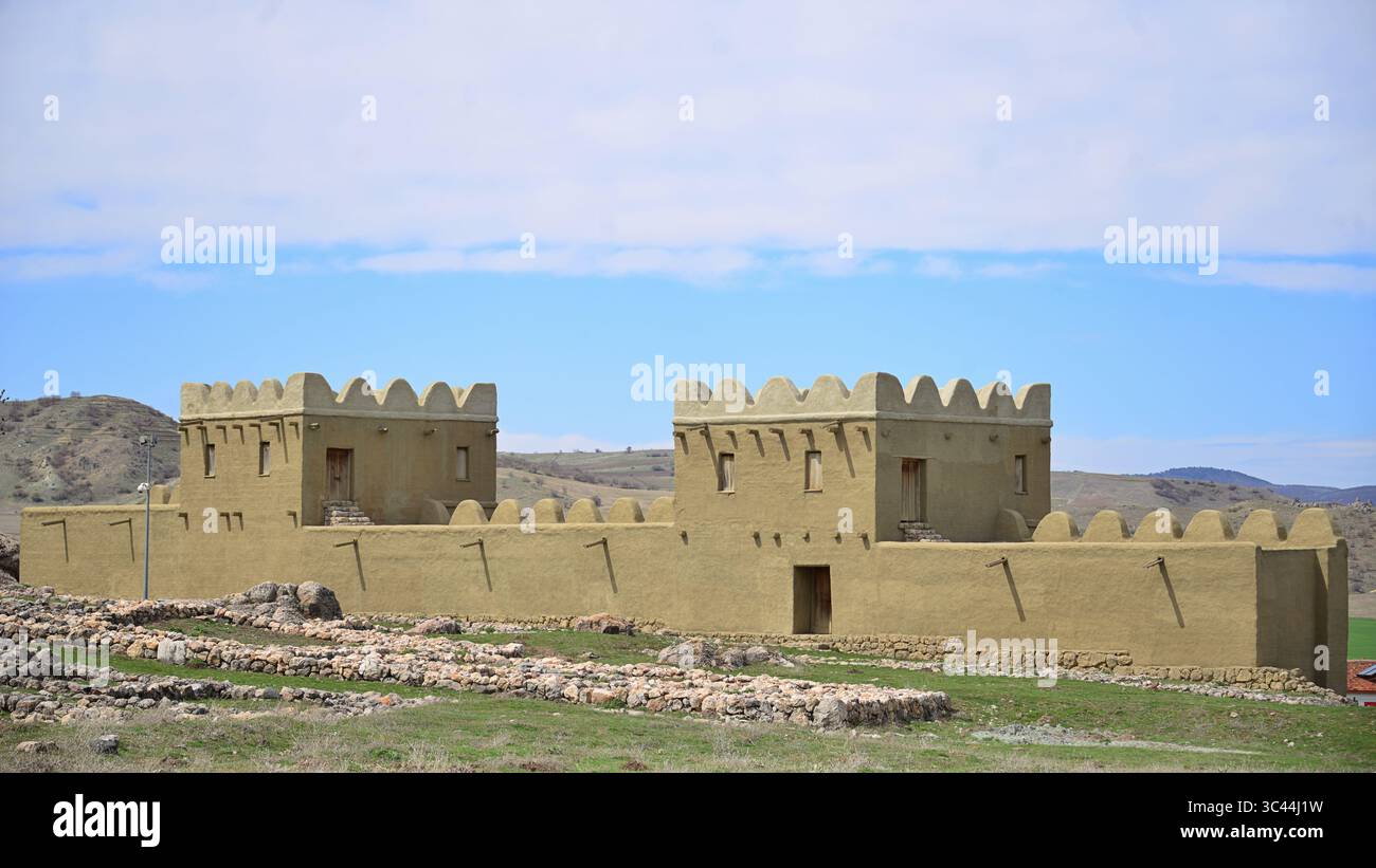Era la capitale dell'Impero ittita. Le prime tracce di insediamento sul sito risalgono al vi millennio a.C. nelle foto mura della città Foto Stock