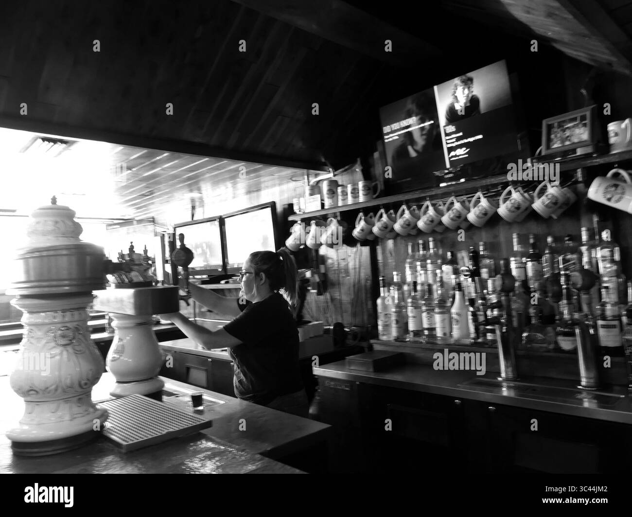 26 maggio 2021, New York, New York, Stati Uniti: Sarasota, Florida. Micro Brew pub Sarasota Brewing Company, birre stagionali e birre uniche alla spina. Birre tradizionali americane ed europee. Hamburger e pizza in stile Chicago. Bar sportivo per football, calcio, baseball, pallacanestro e hockey. (Immagine di credito: © John Marshall Mantel/ZUMA Wire) Foto Stock 26 maggio 2021, New York, New York, Stati Uniti: Sarasota, Florida. Micro Brew pub Sarasota Brewing Company, birre stagionali e birre uniche alla spina. Birre tradizionali americane ed europee. Hamburger e pizza in stile Chicago. Bar sportivo per football, calcio, baseball, pallacanestro e hockey. (Immagine di credito: © John Marshall Mantel/ZUMA Wire) Foto Stock