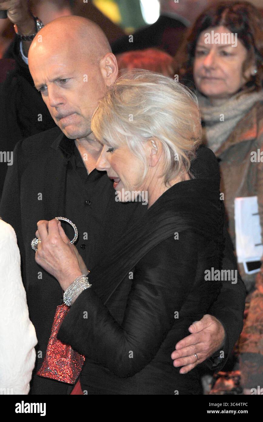 Bruce Willis e Dame Helen Mirren alla premiere britannica di "Red" alla Royal Festival Hall di Londra - 19 ottobre 2010 Foto Stock