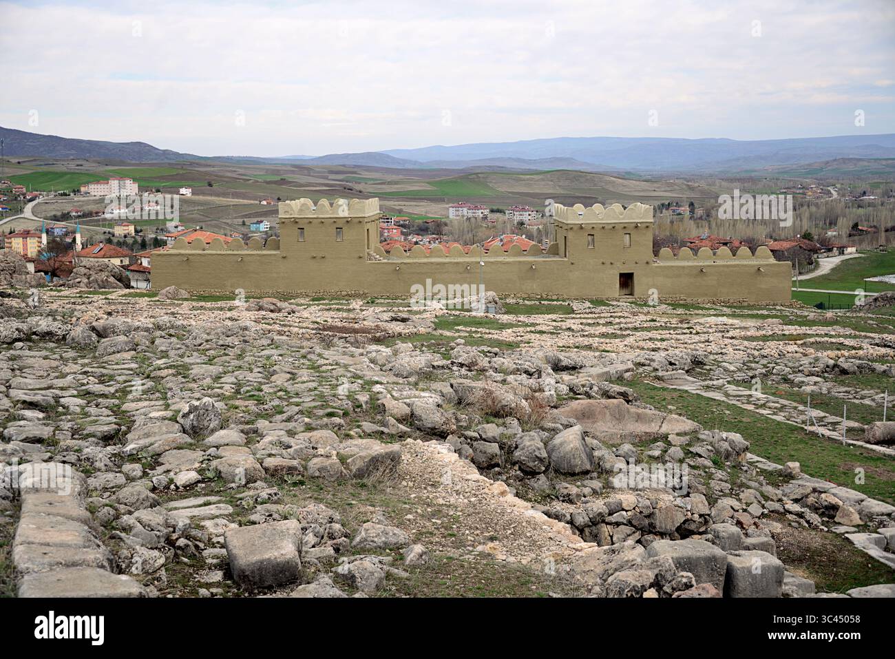 Era la capitale dell'Impero ittita. Le prime tracce di insediamento sul sito risalgono al vi millennio a.C. nelle foto, le mura della città Foto Stock