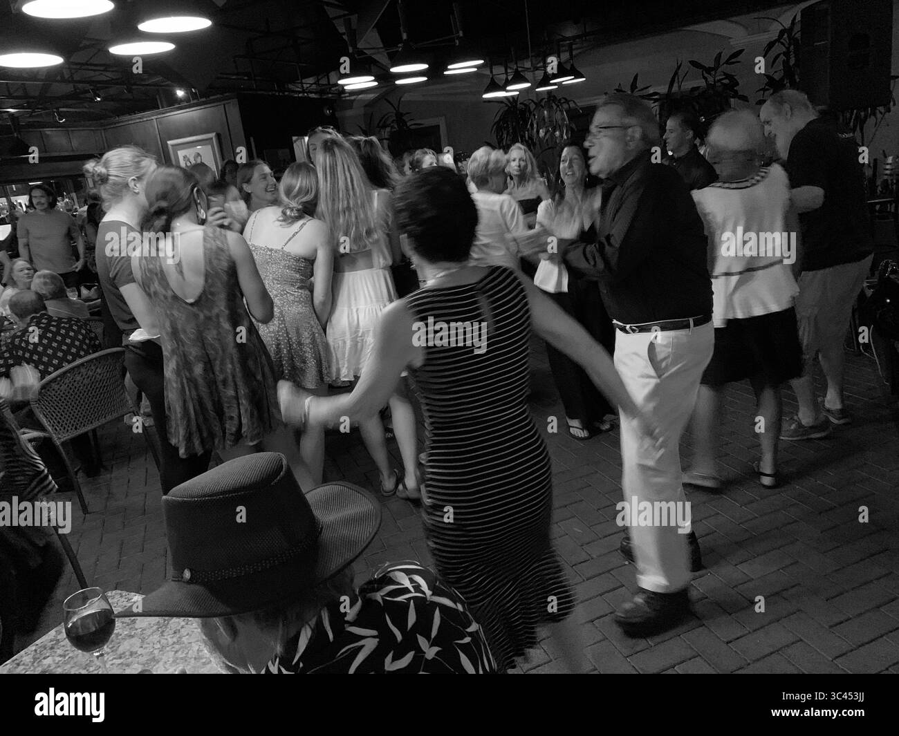 29 maggio 2021, New York, New York, Stati Uniti: Sarasota, Florida. I viaggi sono aumentati, i casi di Covid-19 sono diminuiti, e i vaccini sono stati messi in molte braccia. La pandemia di coronavirus non è finita, ma il fine settimana del Memorial Day è destinato ad apparire più come prima che il virus sconvolgesse la vita più di un anno fa. Gli americani stanno vivendo il loro primo fine settimana di vacanza da quando il CDC ha cambiato la sua guida di mascheratura il 13 maggio, che le persone completamente vaccinate non hanno bisogno di indossare maschere al chiuso, e non devono tenere le distanze dagli altri. (Immagine di credito: © John Marshall Mantel/ZUMA Wire) Foto Stock