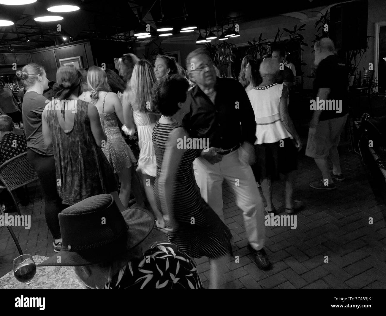 29 maggio 2021, New York, New York, Stati Uniti: Sarasota, Florida. I viaggi sono aumentati, i casi di Covid-19 sono diminuiti, e i vaccini sono stati messi in molte braccia. La pandemia di coronavirus non è finita, ma il fine settimana del Memorial Day è destinato ad apparire più come prima che il virus sconvolgesse la vita più di un anno fa. Gli americani stanno vivendo il loro primo fine settimana di vacanza da quando il CDC ha cambiato la sua guida di mascheratura il 13 maggio, che le persone completamente vaccinate non hanno bisogno di indossare maschere al chiuso, e non devono tenere le distanze dagli altri. (Immagine di credito: © John Marshall Mantel/ZUMA Wire) Foto Stock