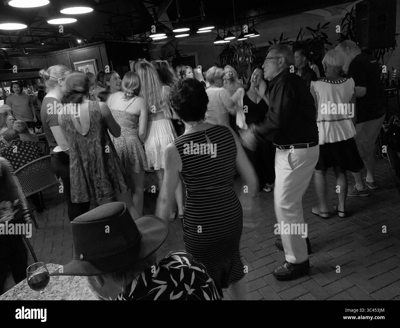 29 maggio 2021, New York, New York, Stati Uniti: Sarasota, Florida. I viaggi sono aumentati, i casi di Covid-19 sono diminuiti, e i vaccini sono stati messi in molte braccia. La pandemia di coronavirus non è finita, ma il fine settimana del Memorial Day è destinato ad apparire più come prima che il virus sconvolgesse la vita più di un anno fa. Gli americani stanno vivendo il loro primo fine settimana di vacanza da quando il CDC ha cambiato la sua guida di mascheratura il 13 maggio, che le persone completamente vaccinate non hanno bisogno di indossare maschere al chiuso, e non devono tenere le distanze dagli altri. (Immagine di credito: © John Marshall Mantel/ZUMA Wire) Foto Stock