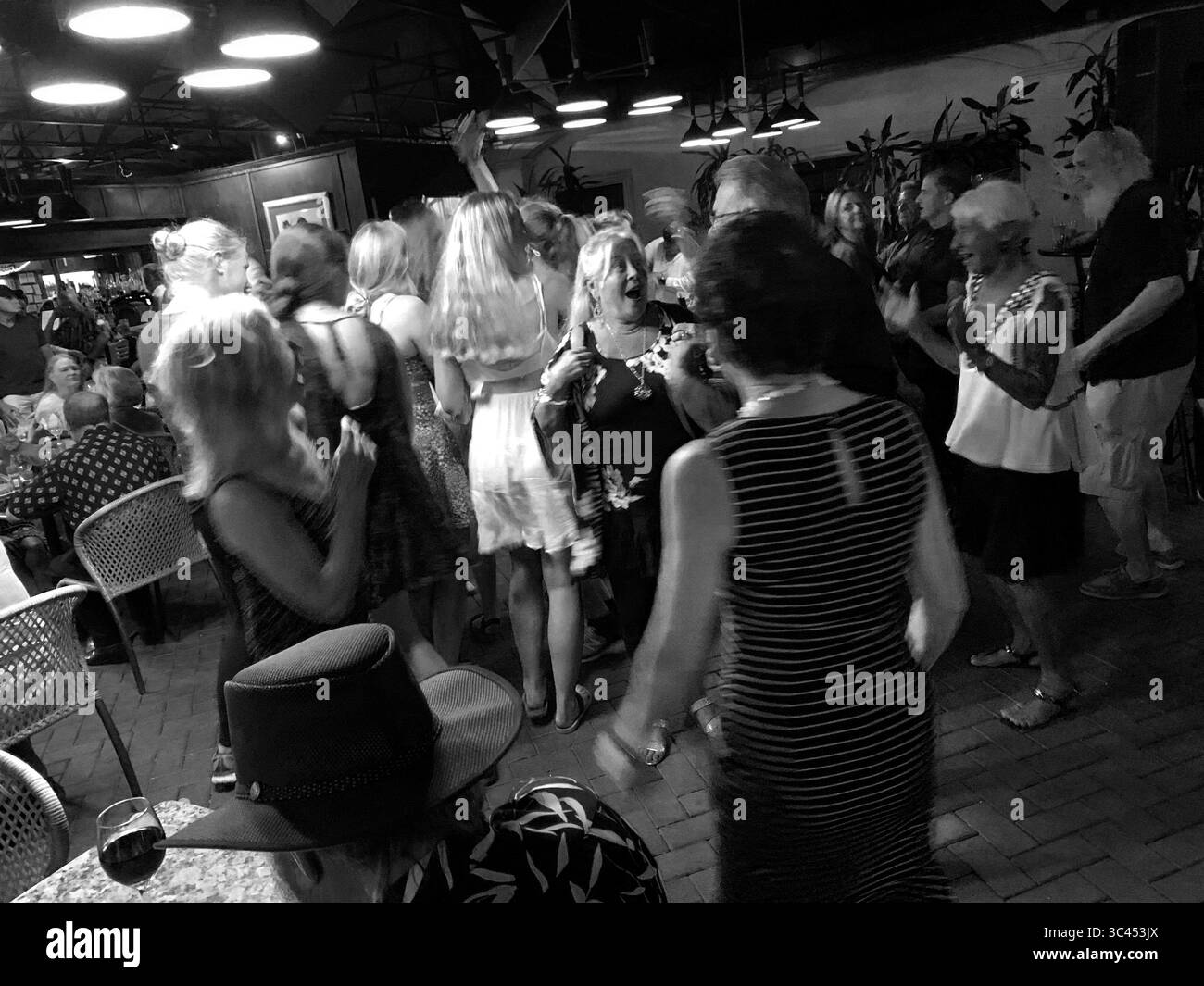 29 maggio 2021, New York, New York, Stati Uniti: Sarasota, Florida. I viaggi sono aumentati, i casi di Covid-19 sono diminuiti, e i vaccini sono stati messi in molte braccia. La pandemia di coronavirus non è finita, ma il fine settimana del Memorial Day è destinato ad apparire più come prima che il virus sconvolgesse la vita più di un anno fa. Gli americani stanno vivendo il loro primo fine settimana di vacanza da quando il CDC ha cambiato la sua guida di mascheratura il 13 maggio, che le persone completamente vaccinate non hanno bisogno di indossare maschere al chiuso, e non devono tenere le distanze dagli altri. (Immagine di credito: © John Marshall Mantel/ZUMA Wire) Foto Stock