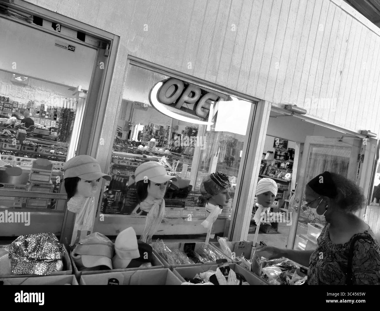 29 maggio 2021, New York, New York, Stati Uniti: Mercato delle pulci di Oldsmar, Florida. I centri per il controllo e la prevenzione delle malattie hanno smesso di indagare le infezioni tra le persone completamente vaccinate a meno che non si ammalino così tanto da essere ricoverati in ospedale o morire. (Immagine di credito: © John Marshall Mantel/ZUMA Wire) Foto Stock