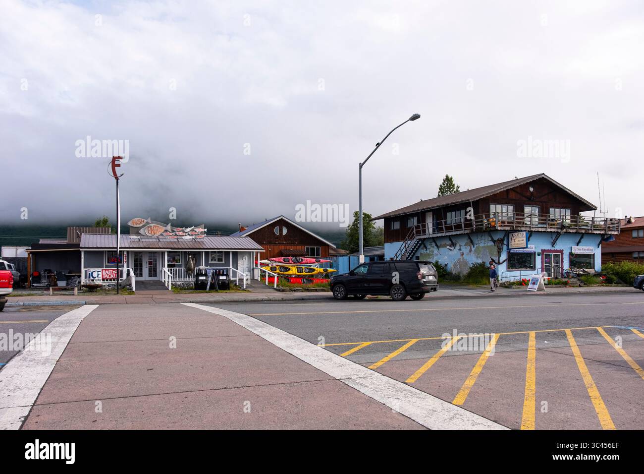 Negozio di esche e attrezzature e agente per tour in kayak nel centro della città di Valdez, Alaska, USA Foto Stock